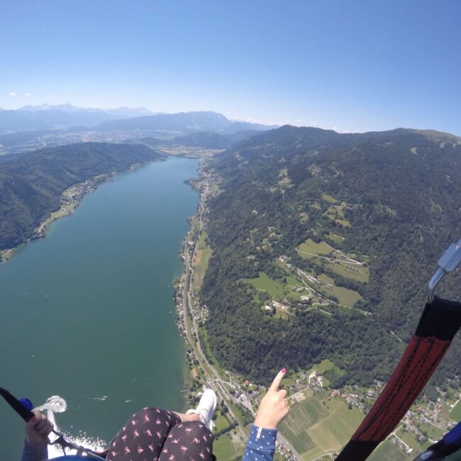 Ausblick auf den Ossiacher See und Villach während des Thermikfluges