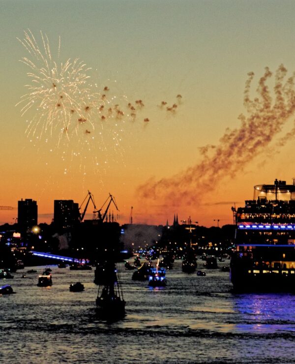 Hafengeburtstag von der elaya hotel hamburg finkenwerder Beach Bar anschauen.